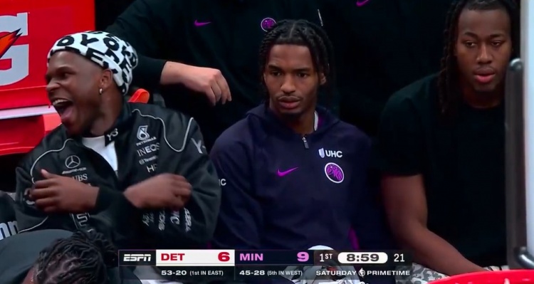 开云体育app-哈哈哈怪好玩！爱德华兹替补席拍腿大笑 道苏姆&amp;菲利普斯两脸无感